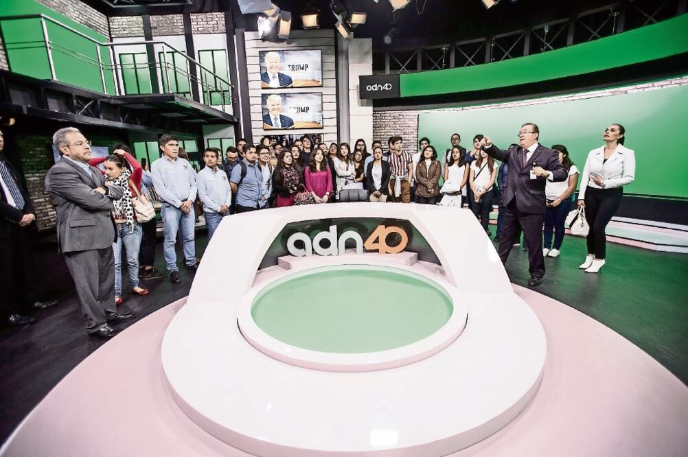 Eduardo Quero, director de Relaciones Públicas y Vinculación Institucional de TV Azteca (a la derecha, de traje), guió a los becarios dentro de la televisora. Enrique Bustamante (izq.), director de la Fundación Ealy Ortiz, acompañó el recorrido. (GERMÁN )