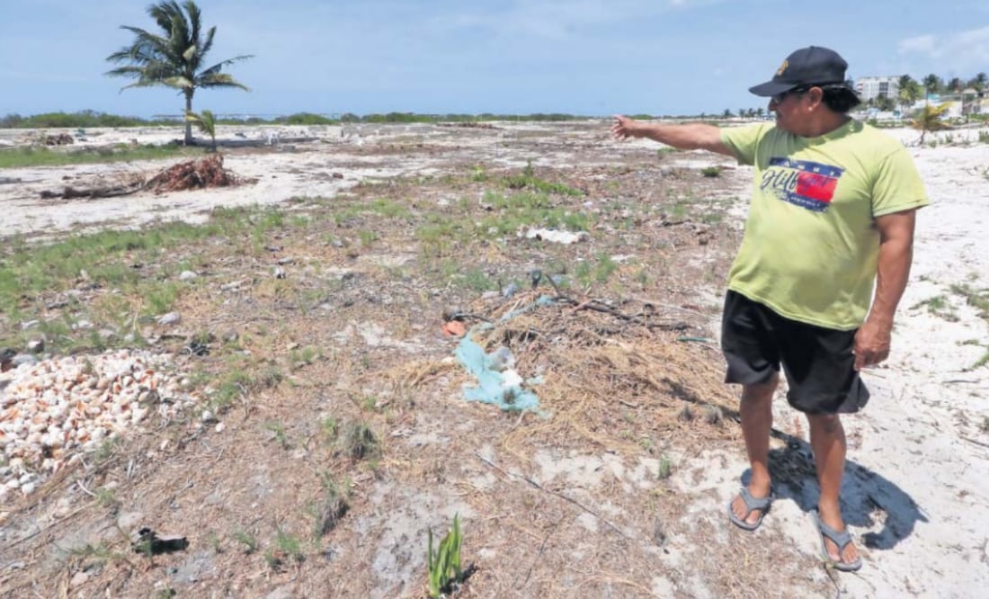 José Aarón Novelo León, poblador de Sisal, señala que estos terrenos deben ser para quienes viven ahí, no para las inmobiliarias que construyen grandes hoteles. Foto: Yazmín Rodríguez / EL UNIVERSAL