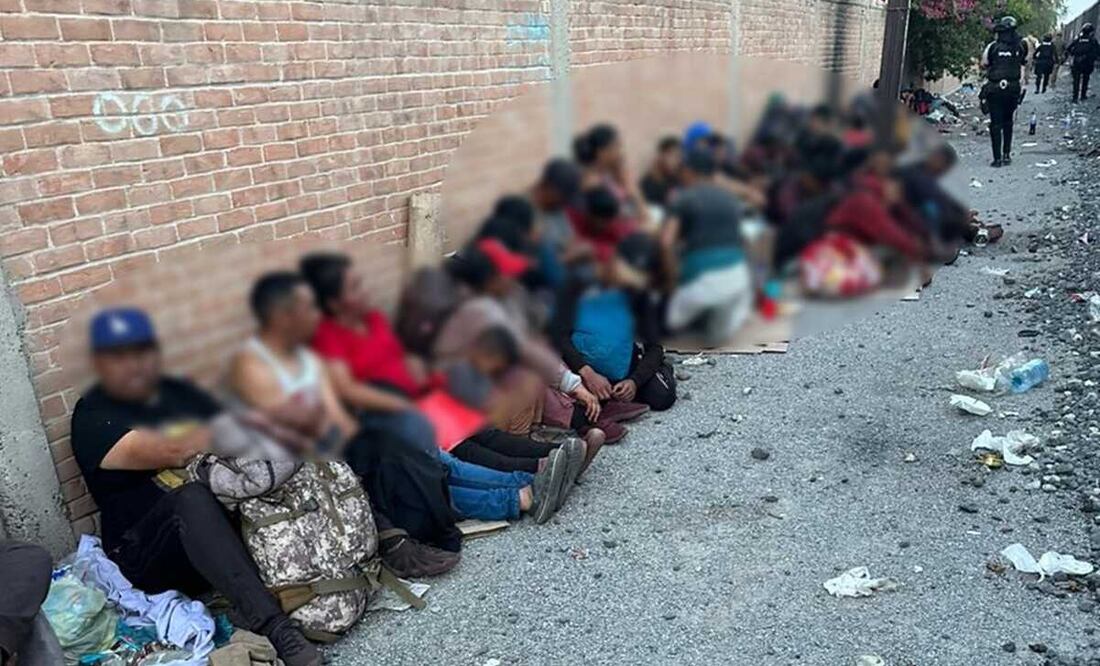71 personas migrantes irregulares de distintas nacionalidades concentradas en el patio de las instalaciones de la empresa Ferrocarril Mexicano. Foto: Especial