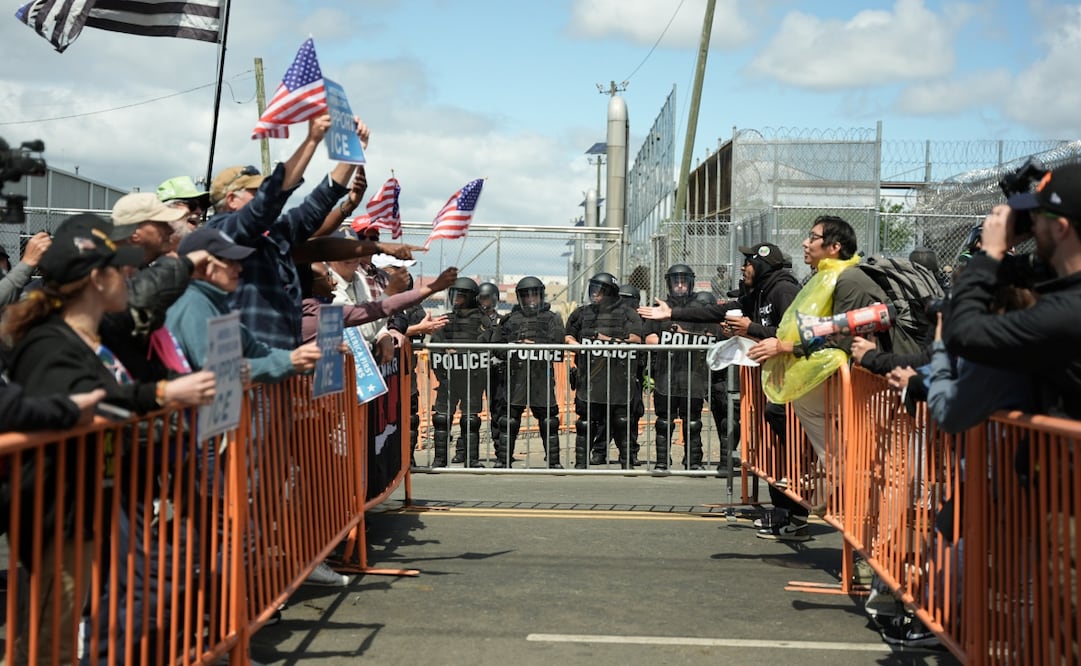 Manifestantes a favor y en contra del centro de detención Delaney Hall se encaran en Newark (30/05/2026). Foto: AP