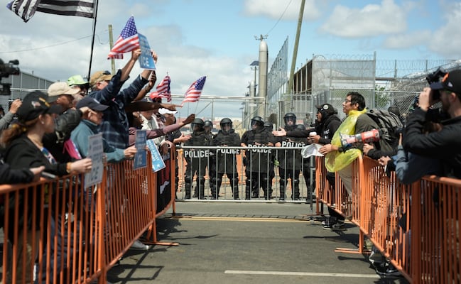 Manifestantes chocan por políticas migratorias frente a centro de ICE de Nueva Jersey; refuerzan vigilancia