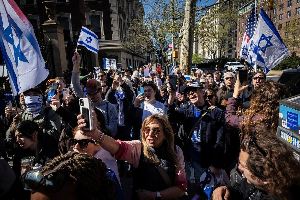 Manifestantes pro Israel corean "Vergüenza" en apoyo al profesor asistente de la Universidad de Columbia Shai Davidai. Foto: Stefan Jeremiah/ AP