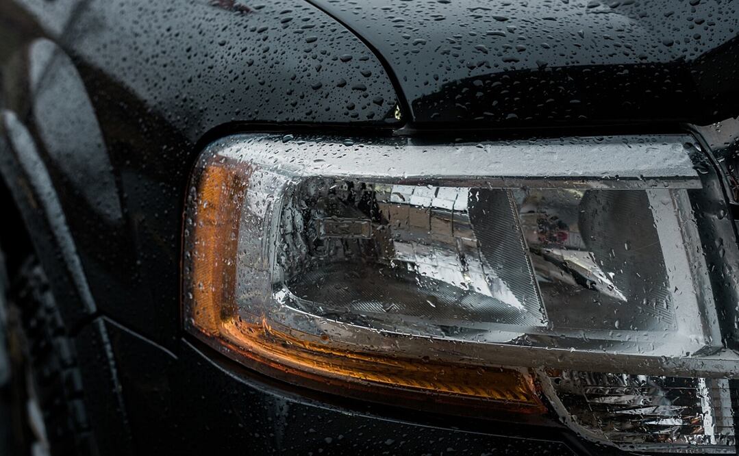 Cuando las gotas se secan sobre la pintura del auto aparecen manchas blancas. Foto: Freepik