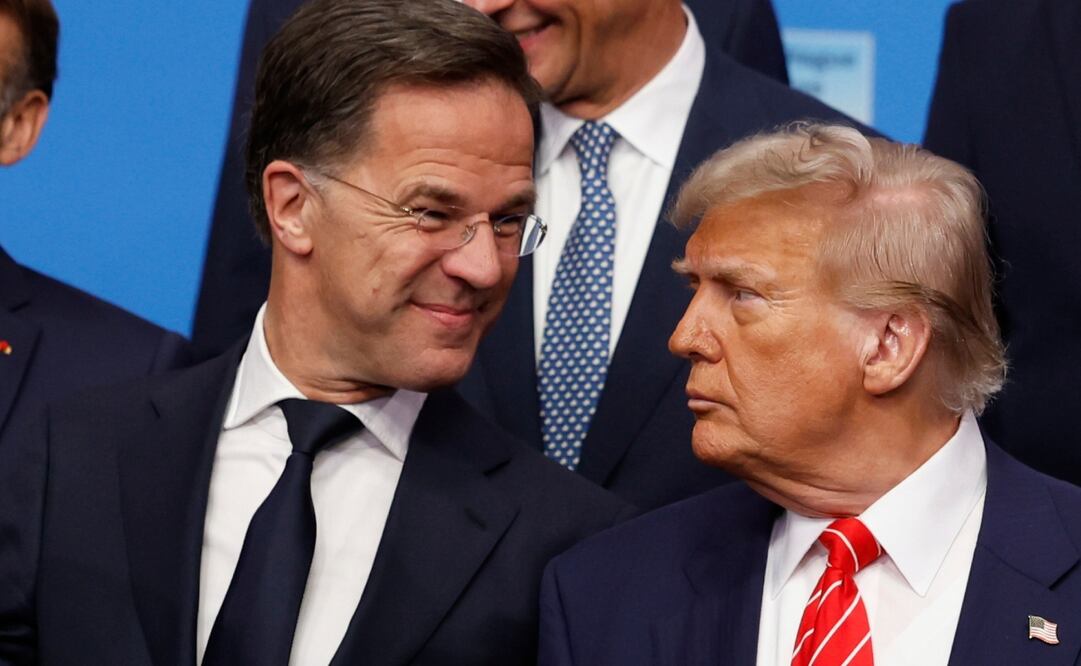 El presidente Donald Trump con el secretario general de la OTAN, Mark Rutte, durante una fotografía grupal de jefes de Estado y de gobierno de la OTAN en la cumbre de la OTAN en La Haya, Países Bajos, el miércoles 25 de junio de 2025. Foto: AP