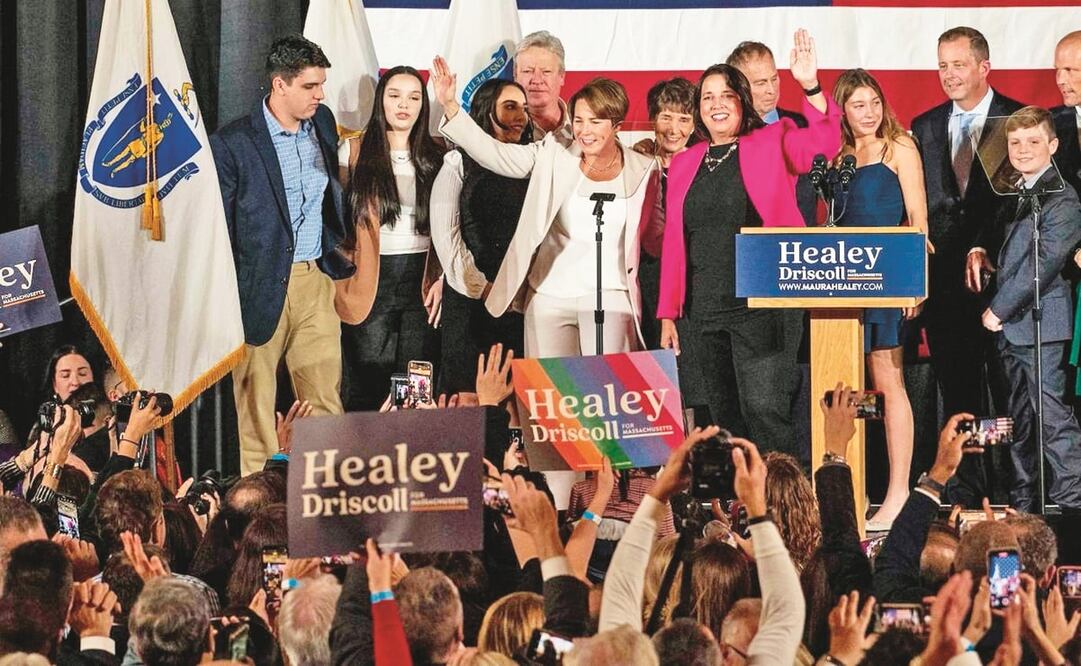 Las demócratas Maura Healey y Kim Driscoll, al celebrar su victoria en Boston, Massachusetts, tras las elecciones de medio término el 8 de noviembre pasado. Foto: AFP