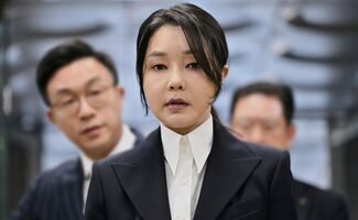 Esposa de Yoon Suk Yeol es condenada a 20 meses de prisión por corrupción; expresidente surcoreano espera veredicto por ley marcial