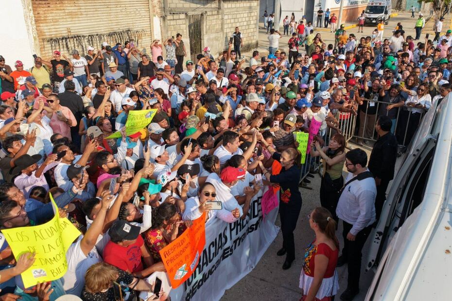 Rodeada de cientos de personas, la presidenta Claudia Sheinbaum, en compañía de miembros de su gabinete, llegó a la estación Tonalá, ubicada en Chiapas. Foto: Especial