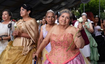 Adultas mayores cumplen su sueño: celebran su fiesta de XV años en Iztapalapa; las acompañan chambelanes de la tercera edad