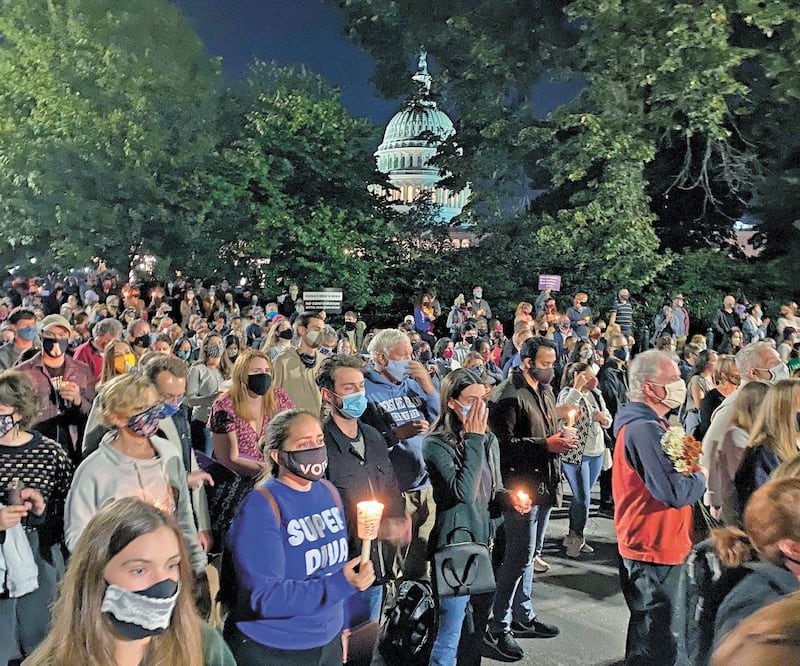 Cientos de personas se reunieron ayer por la noche cerca de la Corte Suprema, en Washington, en honor a la jueza Ruth Bader Ginsburg, quien fue descrita por sus compañeros en el tribunal como una pionera por la igualdad de género. Foto: ERIC BARADAT. AFP