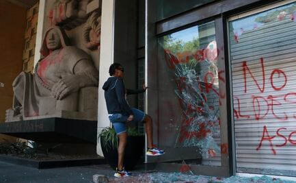 Escultura fue grafiteada tras protesta de personas con VIH por falta de medicamentos