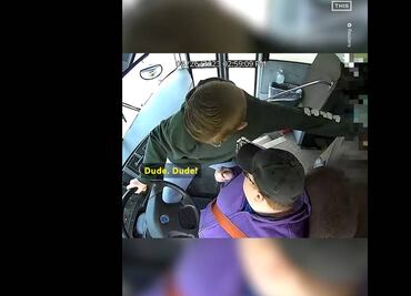 ¡Pequeño héroe! Niño impide accidente de autobús escolar, tras desmayo de conductora