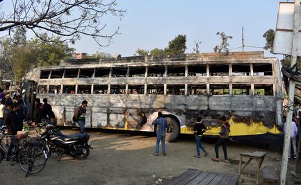 Al menos 20 muertos tras choque e incendio de autobús en India 