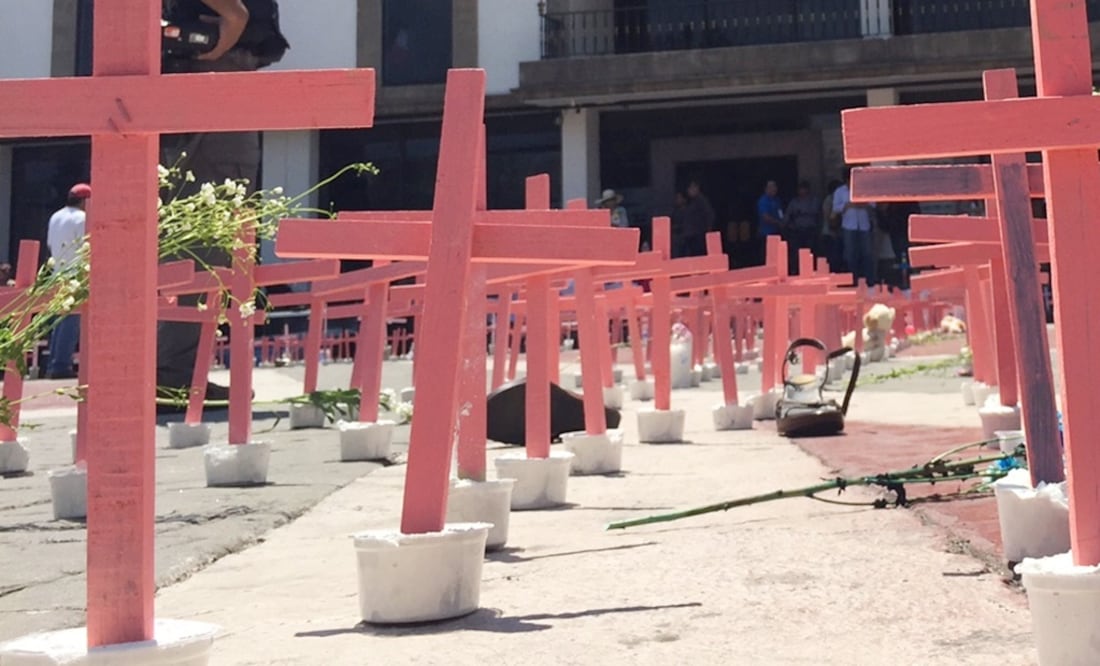 Cruces en memoria de víctimas de feminicidio y homicidio en México. Foto: Archivo / EL UNIVERSAL