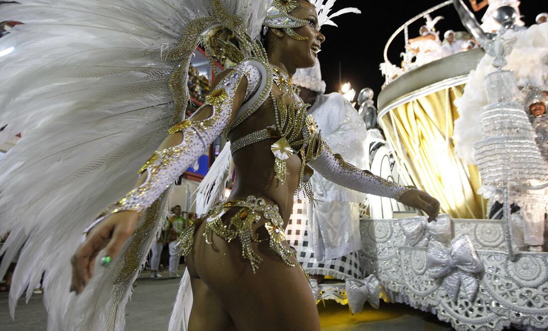 Cada escola invierte más de un millón de dólares en carrozas, músicos y trajes. (Foto: EFE/Marcelo Sayão)
