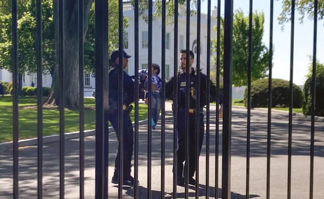 Agentes del Servicio Secreto con un niñito que se metió por la cerca de la Casa Blanca en Washington, el 18 de abril de 2023. Foto: AP