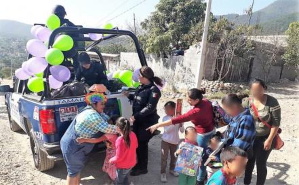 Policías se visten de Reyes Magos en Tamaulipas; llevan regalos a zonas vulnerables