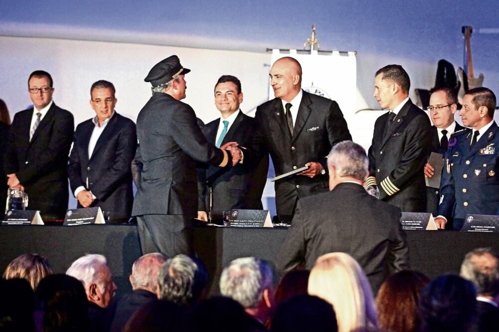 En la conmemoración del Día de la Emancipación del Piloto Aviador Mexicano, Mario Alberto González, secretario general de la ASPA, entregó reconocimientos a aviadores por sus horas de vuelo (ADRIÁN HERNÁNDEZ. EL UNIVERSAL)