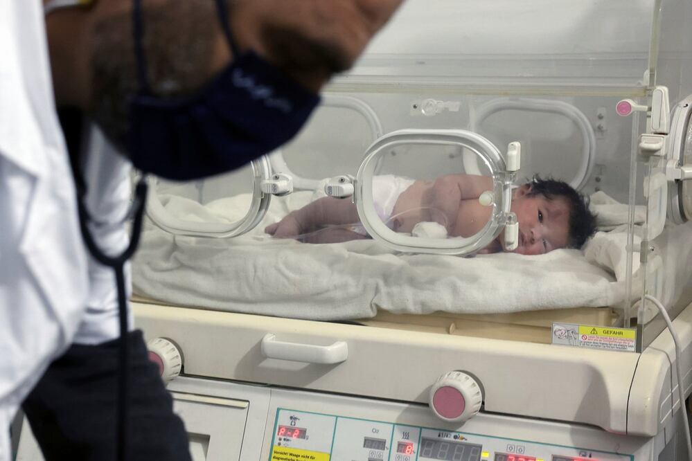 Una niña que nació bajo los escombros causados por un terremoto que sacudió Siria y Turquía, en un hospital infantil en la ciudad de Afrin. Foto: AP