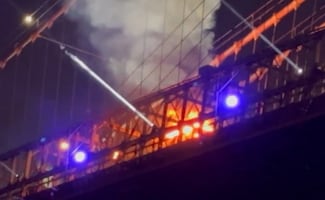 Incendio en el puente de Brooklyn durante los fuegos artificiales del 4 de julio; no hubo heridos