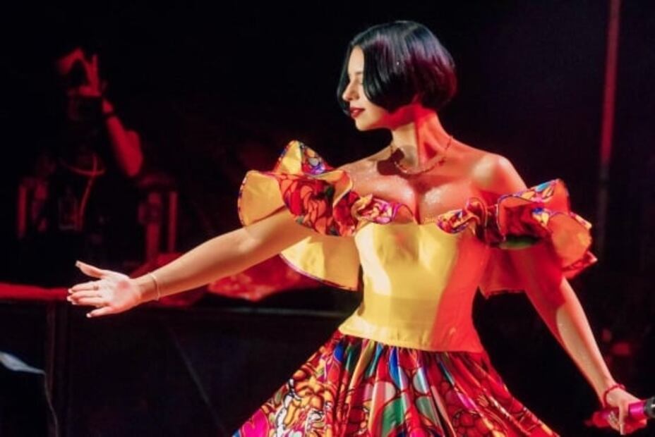 Este es el particular motivo por el que nadie puede tocar a Ángela Aguilar 15 minutos antes de un show