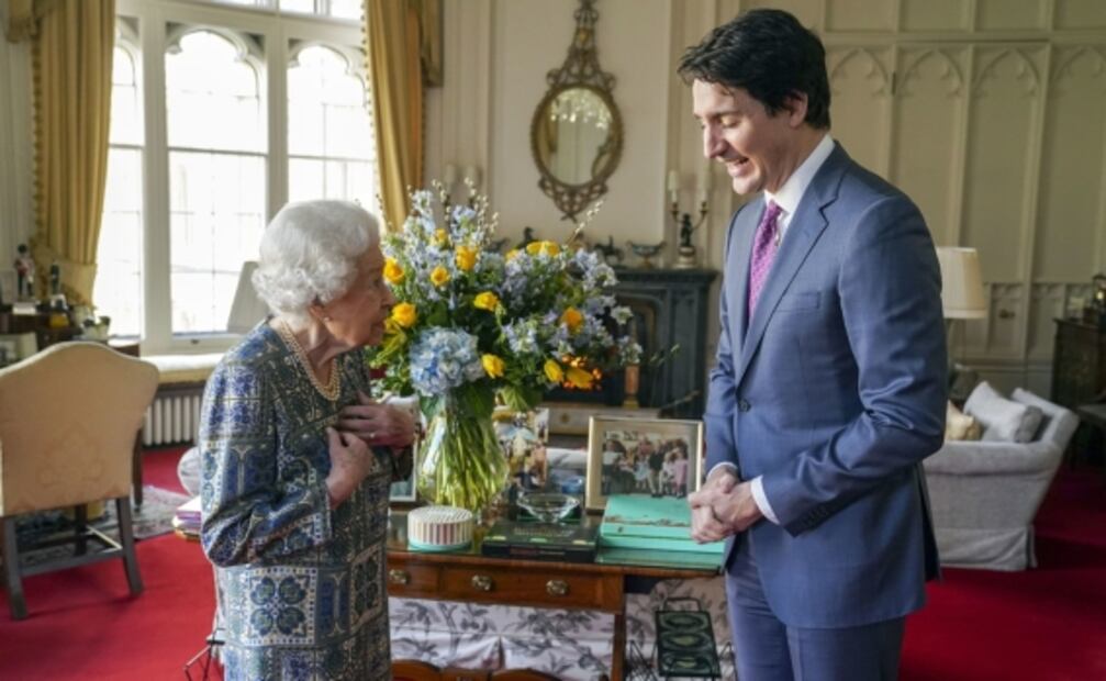 Con ramo de flores con los colores de Ucrania, reina Isabel II recibe a Justin Trudeau