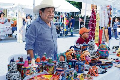 Inicia venta de artesanías en la Plaza Cívica, indígenas piden apoyo del gobierno