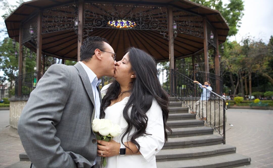 La pareja esperaba su boda desde hace dos años, ahora están unidos y esperan la fiesta grande, por la iglesia, en un mes. Foto: Germán Espinosa / EL UNIVERSAL 