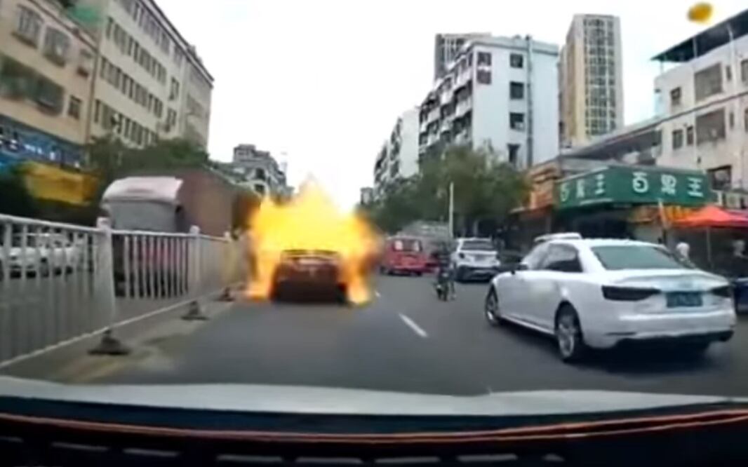 En video: auto explota inexplicablemente mientras circula en el tráfico
