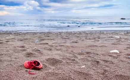 Recuperan a migrantes de embarcación cerca de España; reportan 3 muertos tras naufragio