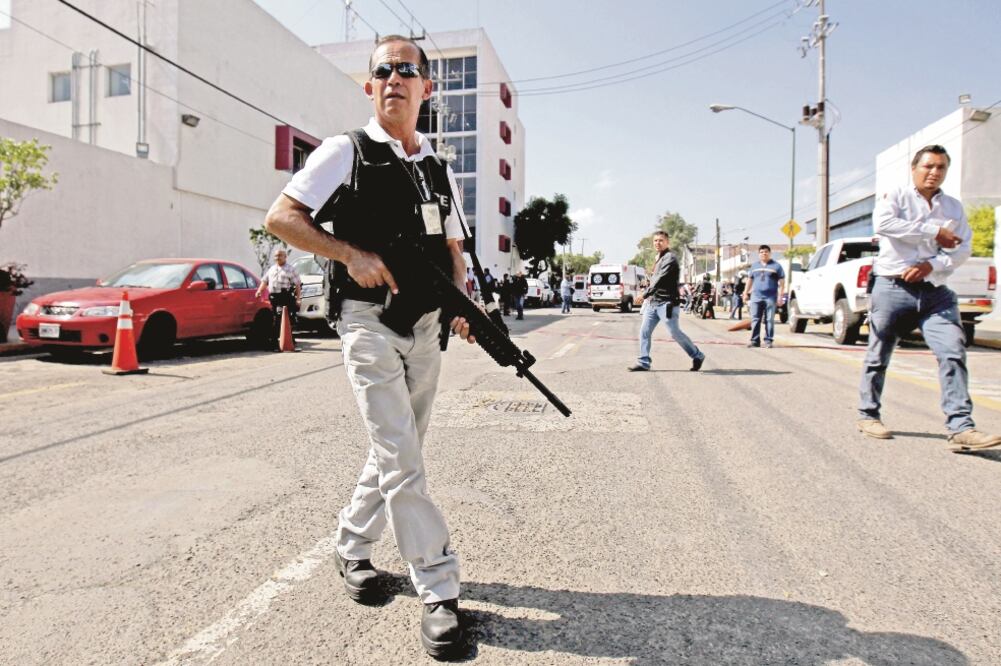 De acuerdo con las investigaciones, el personal de seguridad permitió al acceso del asesino porque laboraba como gestor en la zona; el sujeto logró ingresar a la Fiscalía General con dos armas ocultas y 36 cartuchos útiles (ULISES RUIZ. EL UNIVERSAL)