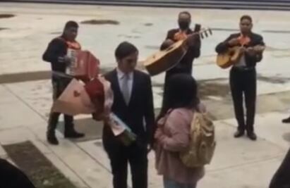 ¿Declaración o acto para pedir perdón? Mariachi y flores no sirvieron, así rechazaron a joven en universidad de Oaxaca 