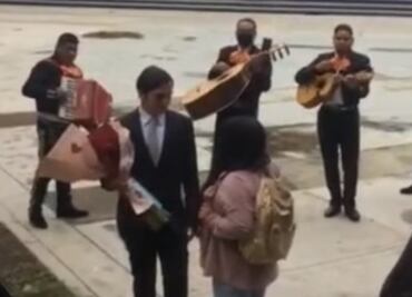 ¿Declaración o acto para pedir perdón? Mariachi y flores no sirvieron, así rechazaron a joven en universidad de Oaxaca