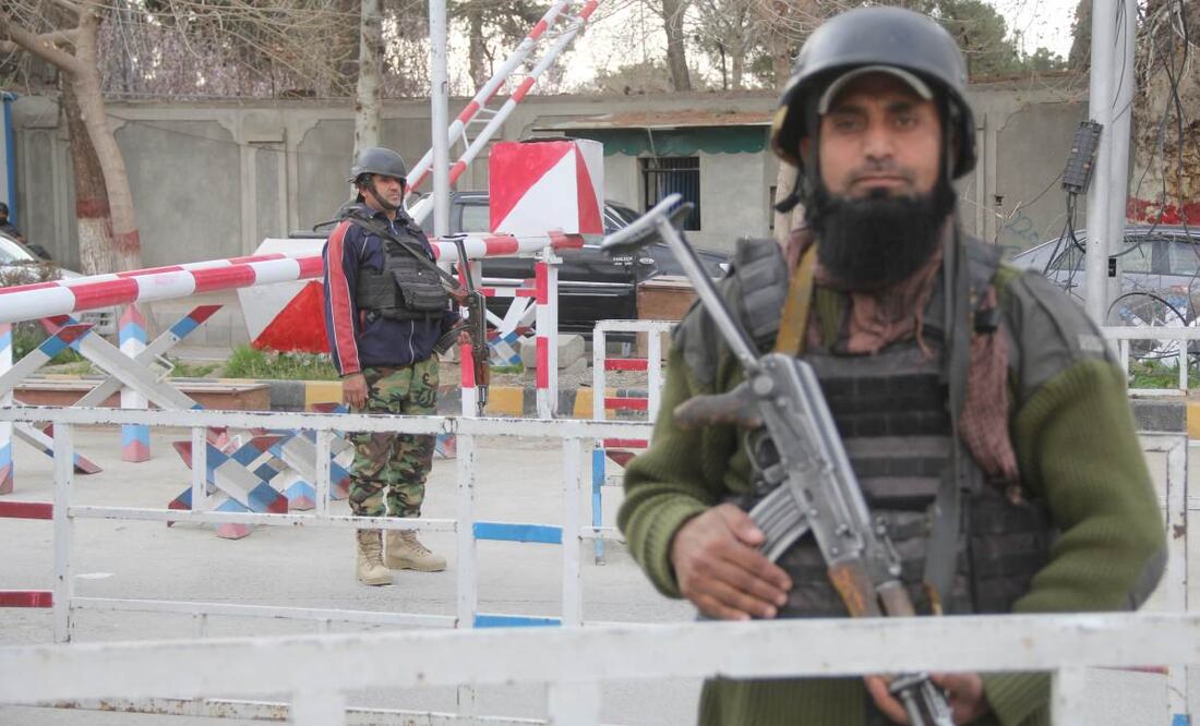 Los agentes de seguridad paquistaníes inspeccionan vehículos en un puesto de control tras intensificarse la seguridad tras un presunto ataque militante a un tren de pasajeros en Sibi, Quetta, provincia de Baluchistán, Paquistán, el 11 de marzo de 2025. El conductor del Jaffar Express resultó herido después de que presuntos militantes abrieran fuego contra un tren en la zona de Mach, en Baluchistán. En respuesta a la creciente preocupación por la seguridad, Pakistan Railways ha suspendido las operaciones del Jaffar Express entre Quetta y Peshawar, ofreciendo reembolsos completos a los pasajeros. Foto: EFEsustained injuries after suspected militants opened fire on a train in Balochistan's Mach area. In response to the escalating security concerns, Pakistan Railways has suspended Jaffar Express operations between Quetta and Peshawar, offering full refunds to passengers. EFE/EPA/SAMI KHAN