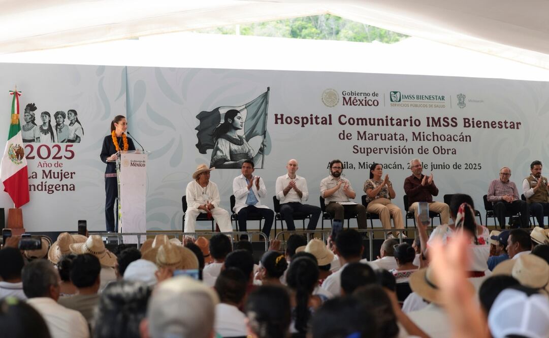 Claudia Sheinbaum en Maruata, Michoacán, anuncia cirugías de cataratas para 2026 con “Salud, Casa por Casa”. Foto: Especial