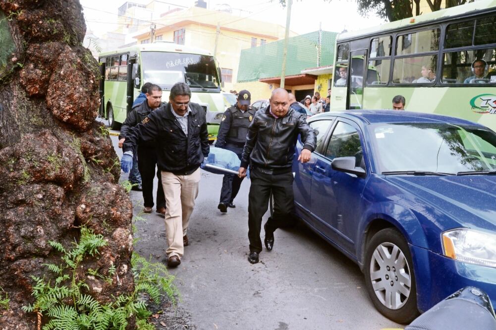 Los pasajeros relatan que debido a los constantes asaltos prefieren no cargar con cosas de valor y guardar algo de dinero, en caso de que los delincuentes aborden la unidad (HUGO GARCÍA. EL UNIVERSAL)