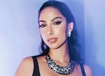 María Chacón muestra cómo llevar un minivestido negro de noche