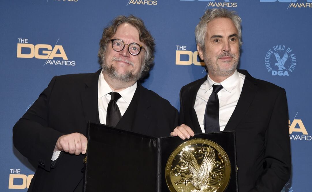 Guillermo del Toro, left, poses in the press room with Alfonso Cuaron - Photo: Chris Pizzello/AP