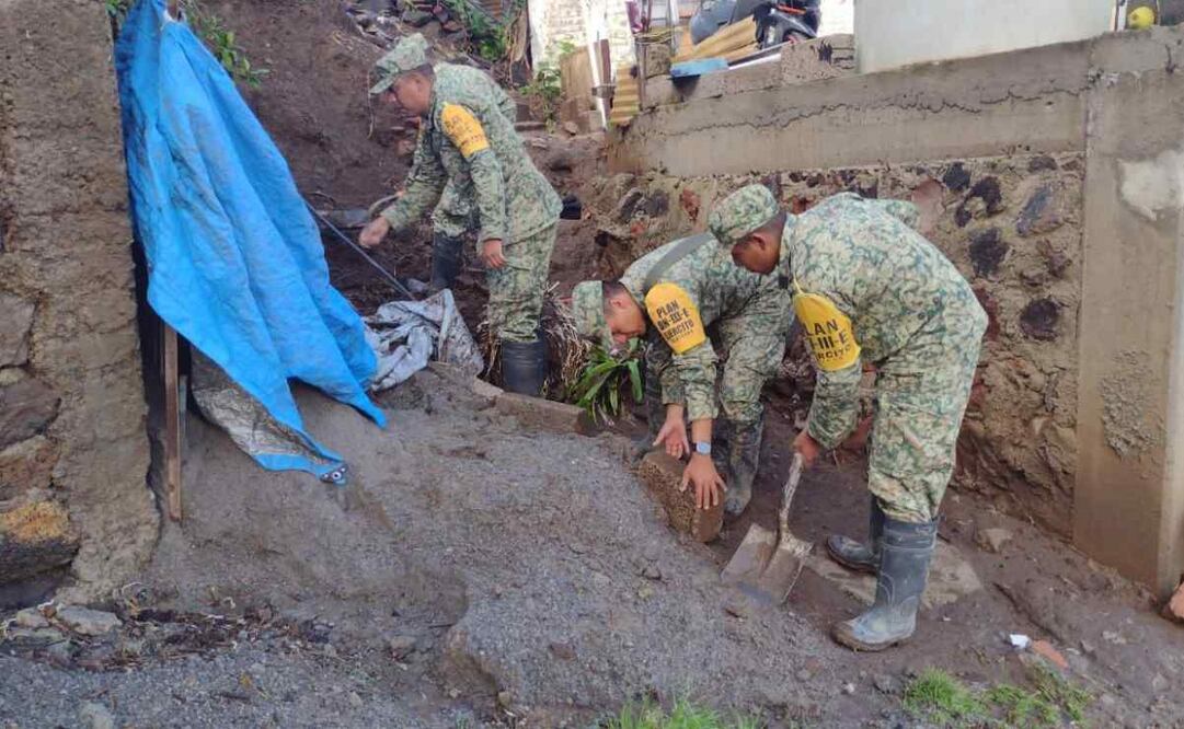 Elementos de la Guardia Nacional e Integrantes del Ejército Mexicano pertenecientes a la 37 Zona Militar, aplicaron los planes GN-A y DN-III-E para apoyar a los vecinos y limpiar la zona afectada. Foto: Especial