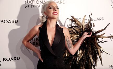 Lady Gaga brilla en alfombra roja gracias a un vestido estilo tuxedo