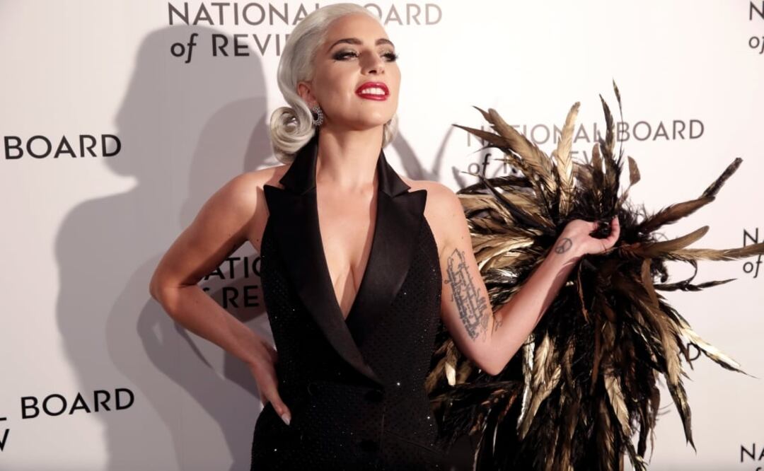 La cantante sigue usando la tendencia del tuxedo y vestido-blazer. Foto: Reuters