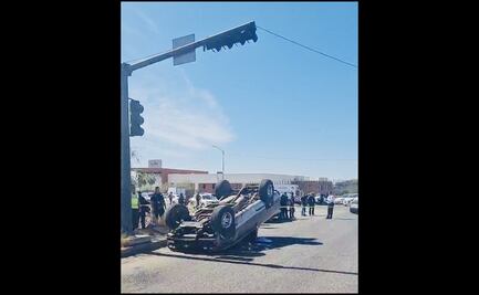 Se van sin pagar, los persigue la policía y terminan volcados en Hermosillo, Sonora