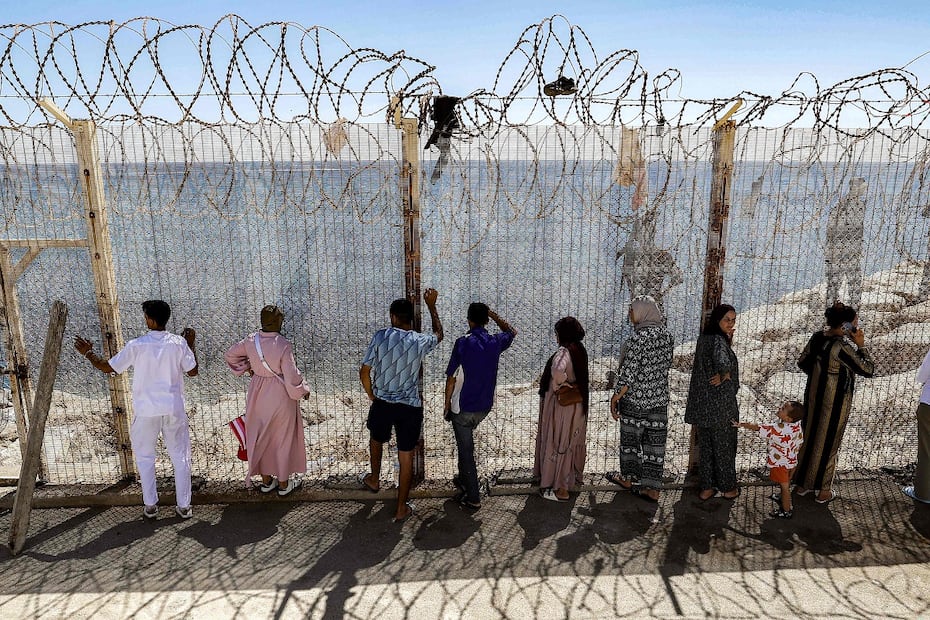 Familiares y amigos esperan en Marruecos noticias de sus seres queridos, que cruzaron al enclave de Ceuta. FOTO: ABDEL MAJID BZIOUAT. AFP
