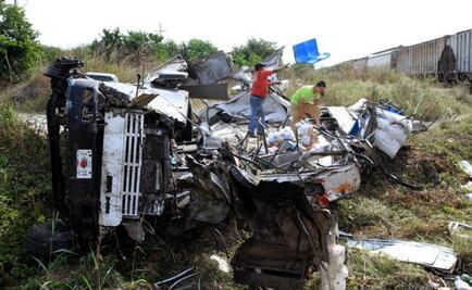 Four dead, several injured in Sinaloa train-bus crash