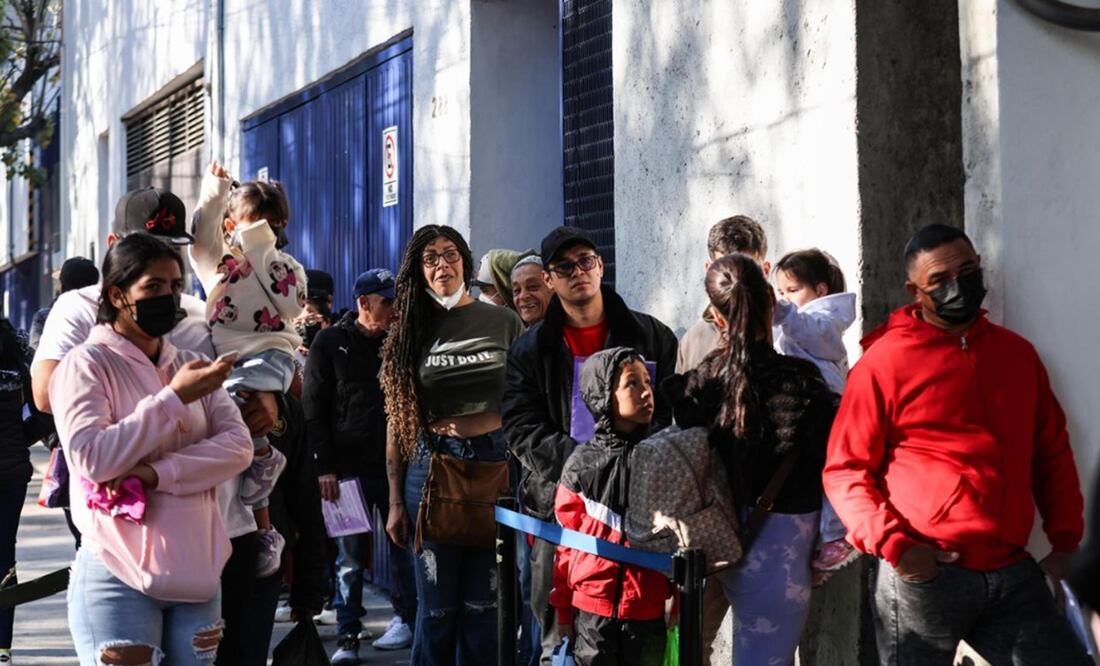 Migrantes reportan que tardan entre 3 y 4 horas para poder ingresar y hacer su petición de asilo en la sede de la Comar en Iztapalapa. Foto: Diego Simón Sánchez/EL UNIVERSAL