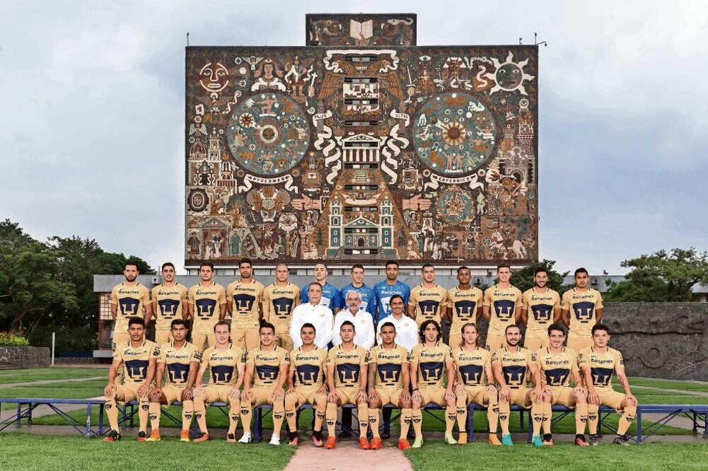 En la fotografía oficial del equipo auriazul aparecen también el rector de la UNAM y el líder del patronato (CLUB UNIVERSIDAD NACIONAL)