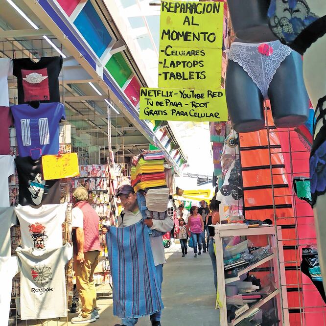 Negocio. En el Eje 1 Norte se ubican los puestos de presuntos comerciantes que ofrecen reparaciones. ESPECIAL
