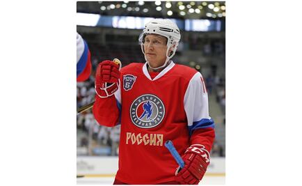 Putin asombra en partido benéfico de hockey
