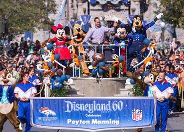 Peyton Manning visitó Disneyland