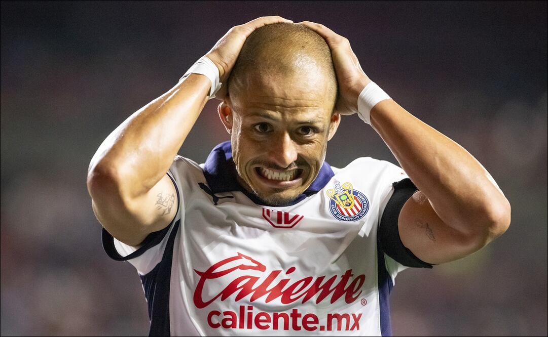 FOTO: IMAGO7 - Chicharito Hernández en un partido con Chivas