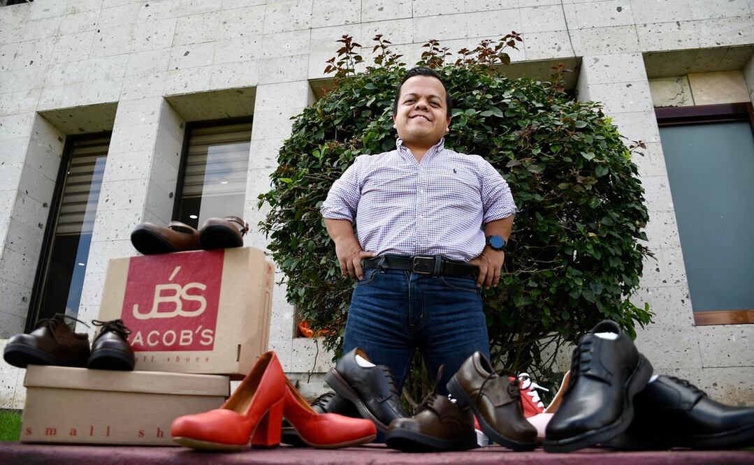 Jacobo, junto con integrantes de la asociación Somos Pequeños Veracruz, ha hecho posible la existencia de estos zapatos. Foto: Patricia Morales
